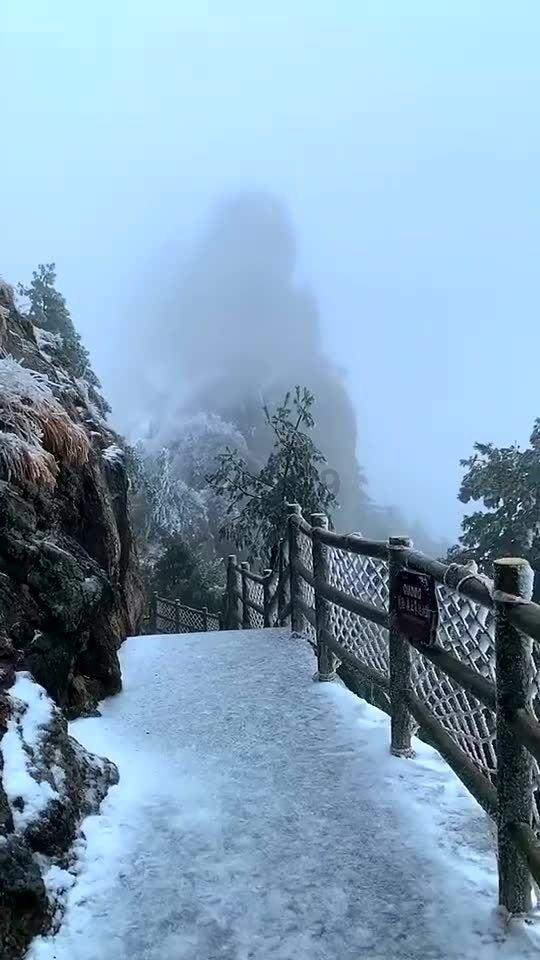 逃离火山口